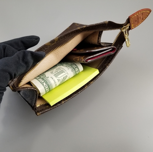 LOUIS VUITTON Classic Cosmetic Toiletry pouch Accessories/France - Picture 16 of 16